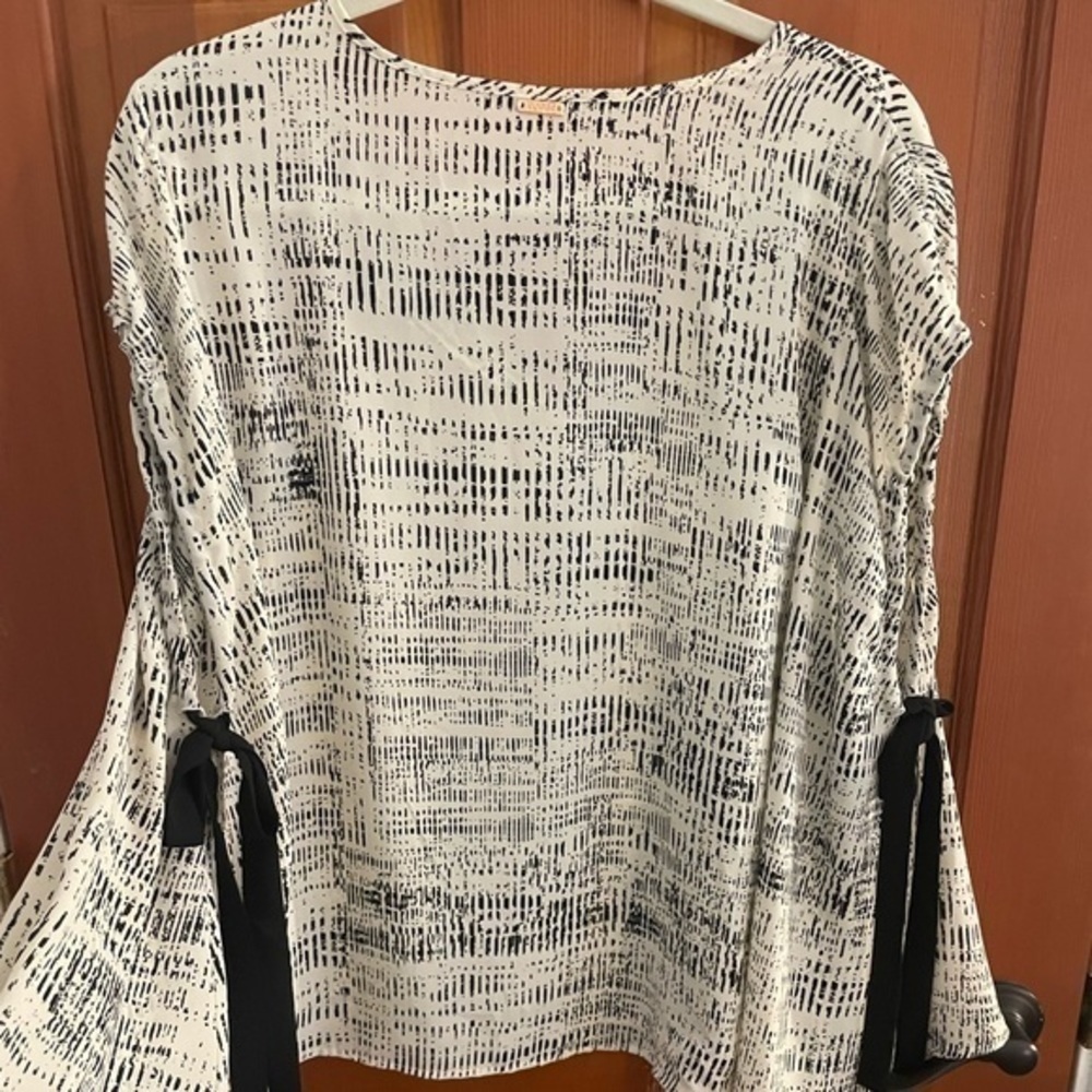 Ivanka Trump blouse — split shoulder, trumpet sleeve - Picture 4 of 7